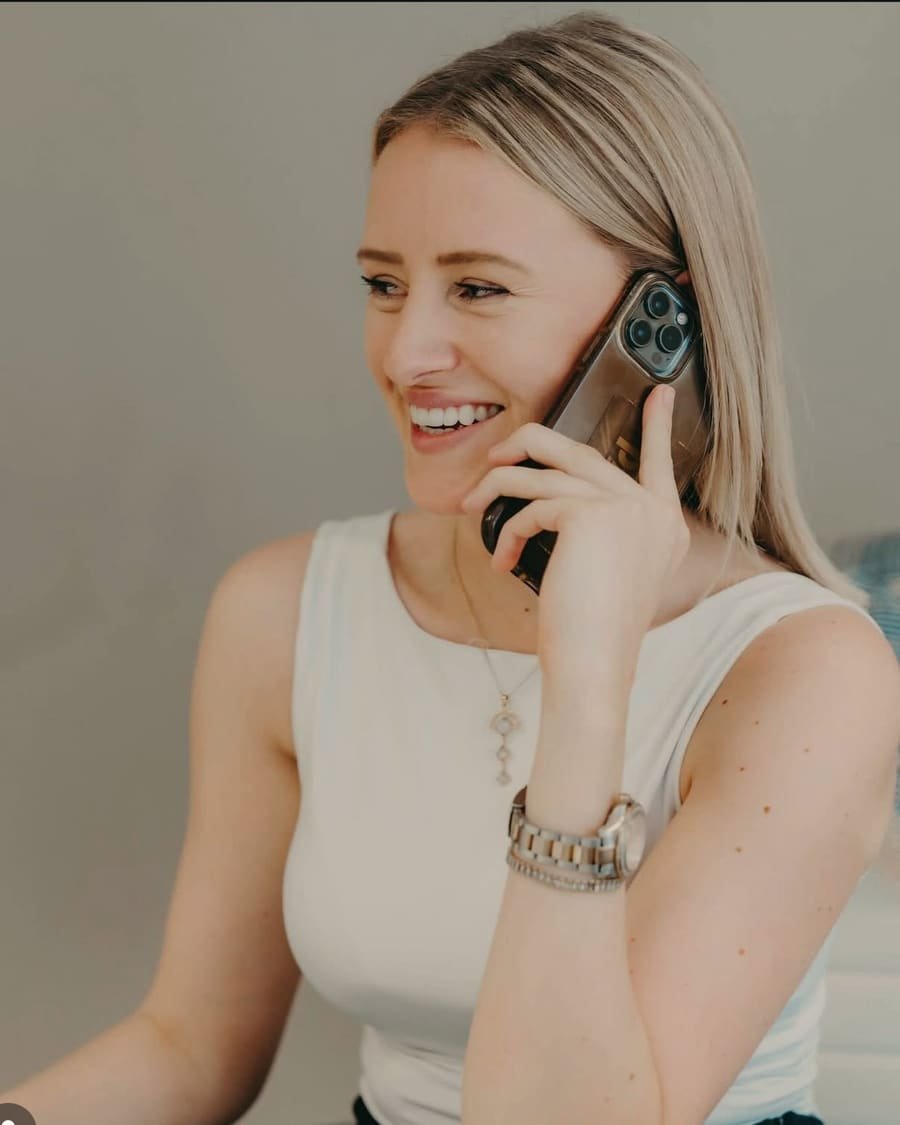 Pauline répond au téléphone