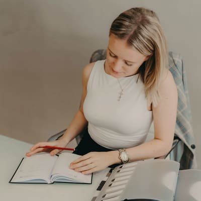 Pauline prépare les rendez-vous
