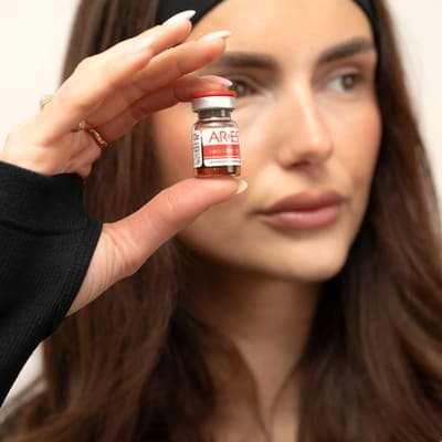 Sérum présenté près du visage